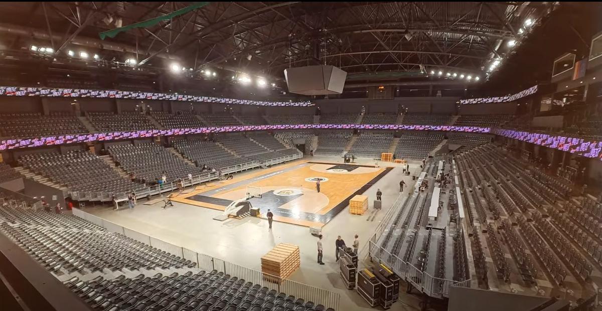 Imagini senzaționale! Ieri au jucat handbal în Europa, azi au transformat TOTAL cea mai nouă sală din România: au muncit toată noaptea pentru un alt eveniment sportiv major