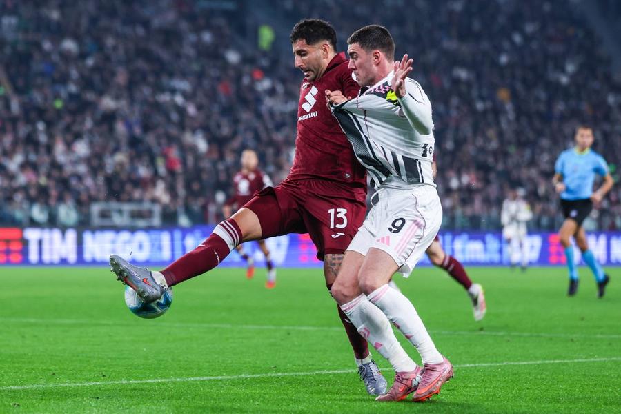 Dusan Vlahovic (aici într-un duel cu Guillermo Maripan în derby-ul cu Torino, scor 0-0) a jucat doar de 8 ori titular la Juventus în acest sezon / Foto: Imago Juventus s-a resemnat că-și va pierde vedeta: „În Italia nu ne mai putem permite! Acolo... este o altă planetă”