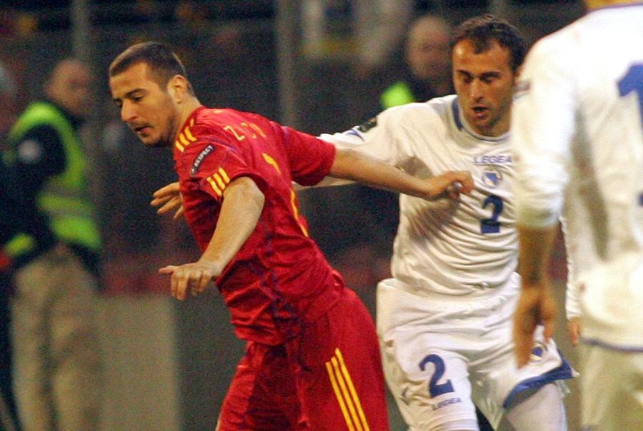 Ianis Zicu versus Darko Maletic în Bosnia - România 2-1 din martie 2011 Foto: Imago „Când mă uit mai bine, era Porumboiu! Incredibil!” » Fostul internațional bosniac trecut pe la Vaslui și-a adus aminte de perioada din România