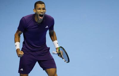 Felix Auger-Aliassime se impune în bătălia nord-americană de la ATP Finals, păstrând șanse de semifinale