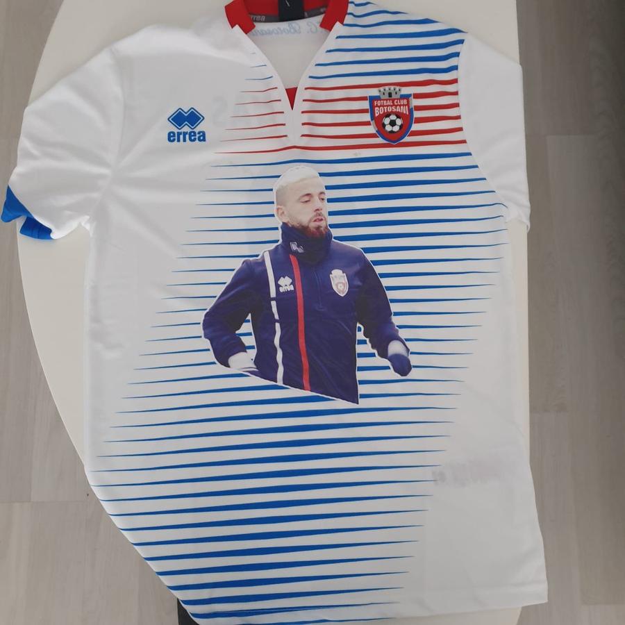 Tricoul personalizat făcut de FC Botoșani pentru fanii lui Al Mawas FOTO Ce nu s-a văzut la TV » Moment stânjenitor, la debut, cu noua vedetă de la FC Botoșani, sirianul adus să vândă tricouri!
