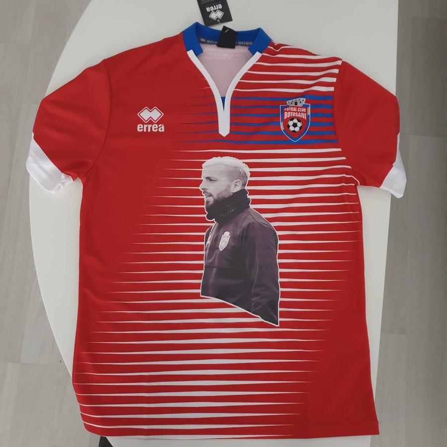 Tricoul personalizat făcut de FC Botoșani pentru fanii lui Al Mawas FOTO Ce nu s-a văzut la TV » Moment stânjenitor, la debut, cu noua vedetă de la FC Botoșani, sirianul adus să vândă tricouri!