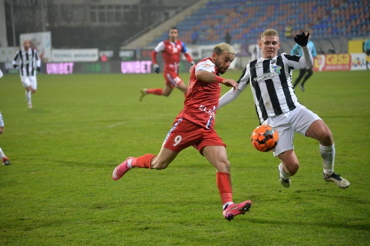 FOTO Ce nu s-a văzut la TV » Moment stânjenitor, la debut, cu noua vedetă de la FC Botoșani, sirianul adus să vândă tricouri!