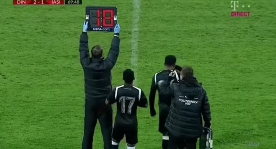 Momentul în care Breeveld și Mensah intră pe teren // FOTO: Captură TV Telekom Sport Bătaie de joc pe subiectul scandalului de rasism cu Colțescu » Ce a spus pe post Emil Grădinescu, în timpul meciului Dinamo - Poli Iași + Reacția CNCD