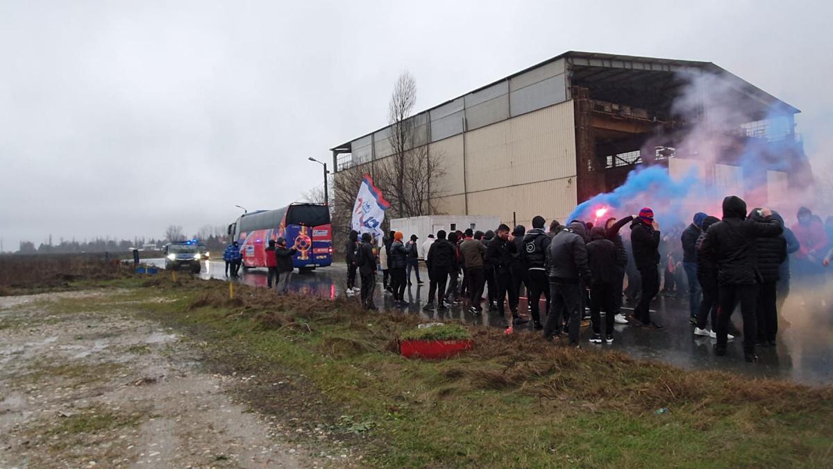 VIDEO + FOTO Torțe roș-albastre în ploaie » Suporterii lui FCSB le-au făcut o surpriză jucătorilor: imagini spectaculoase filmate azi în Berceni