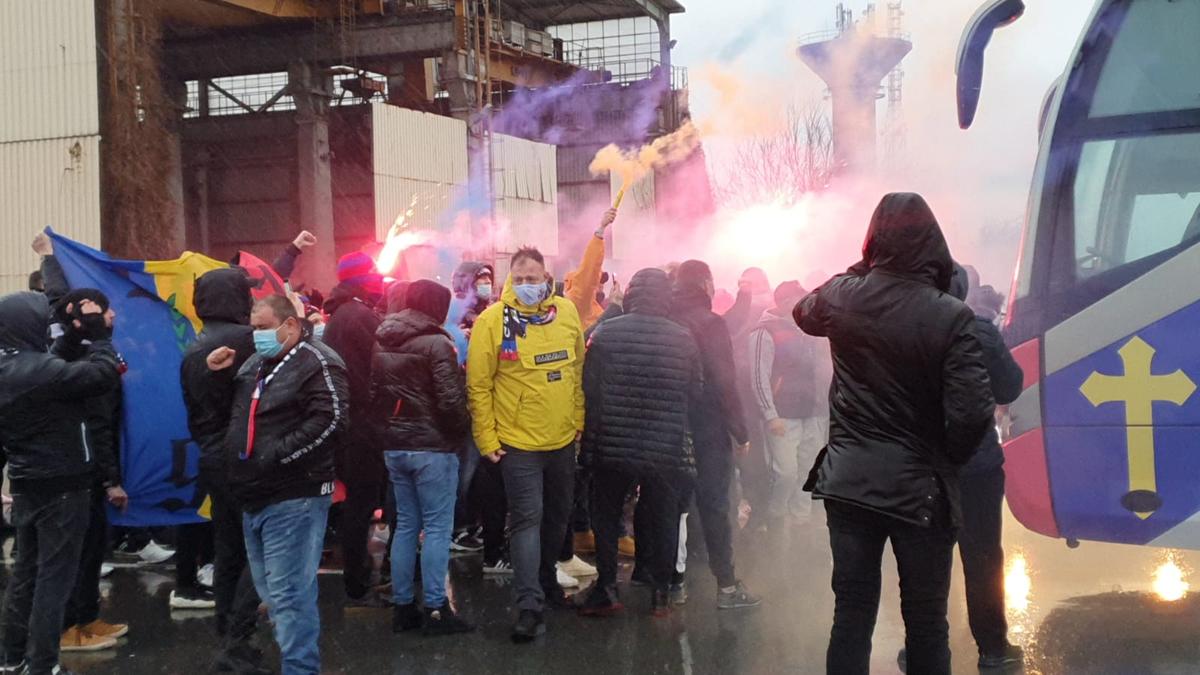 VIDEO + FOTO Torțe roș-albastre în ploaie » Suporterii lui FCSB le-au făcut o surpriză jucătorilor: imagini spectaculoase filmate azi în Berceni
