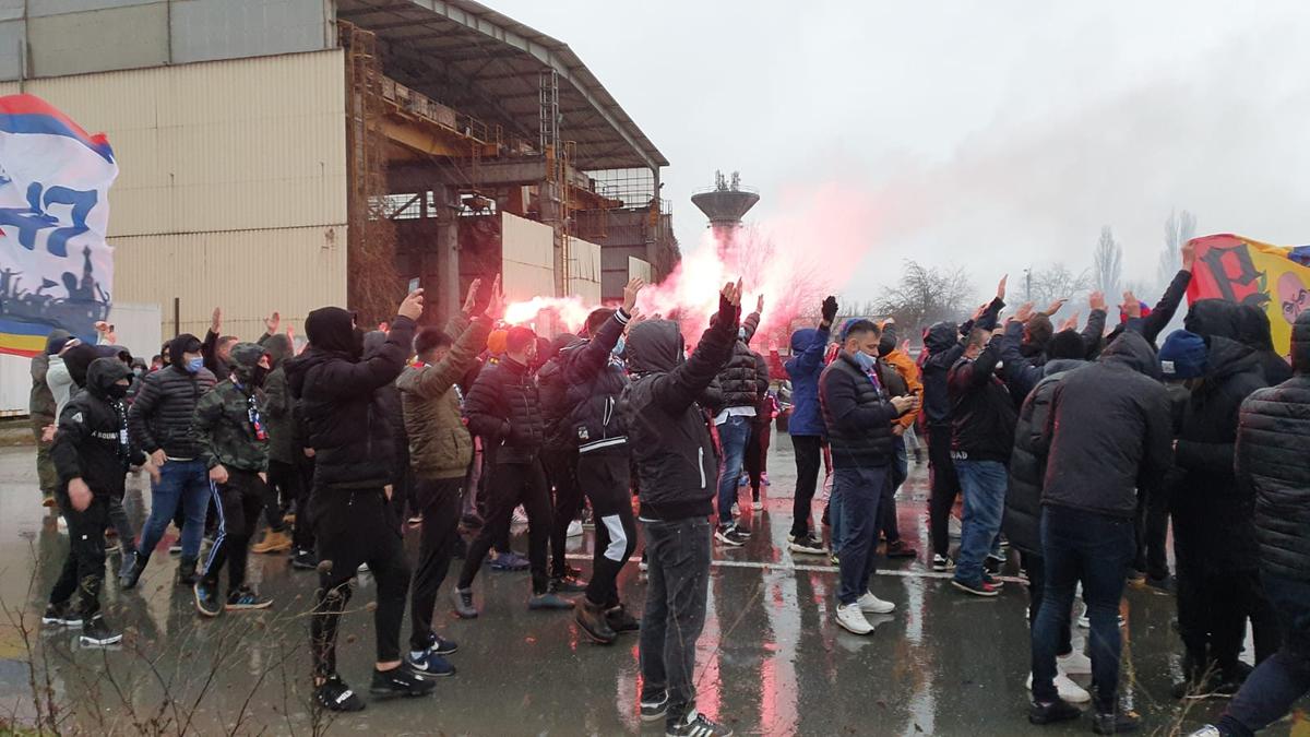VIDEO + FOTO Torțe roș-albastre în ploaie » Suporterii lui FCSB le-au făcut o surpriză jucătorilor: imagini spectaculoase filmate azi în Berceni