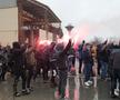 VIDEO + FOTO Torțe roș-albastre în ploaie » Suporterii lui FCSB le-au făcut o surpriză jucătorilor: imagini spectaculoase filmate azi în Berceni