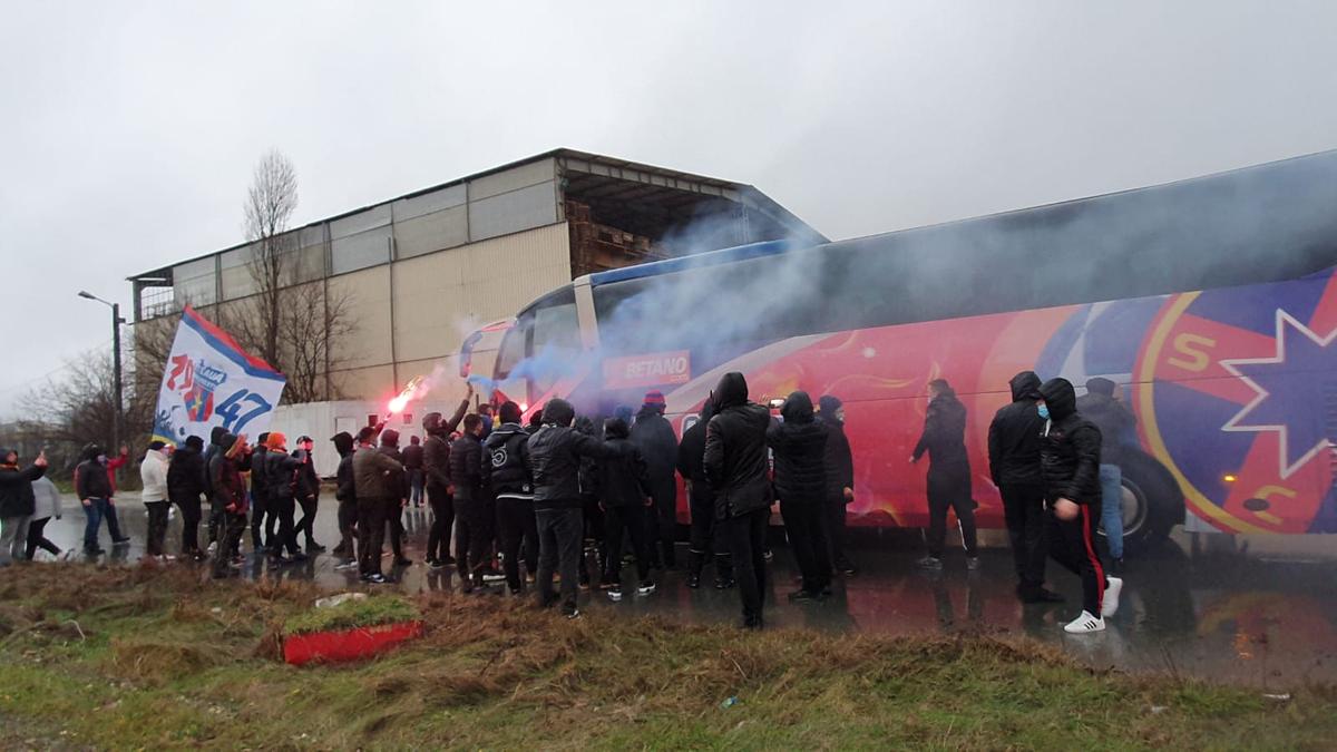 VIDEO + FOTO Torțe roș-albastre în ploaie » Suporterii lui FCSB le-au făcut o surpriză jucătorilor: imagini spectaculoase filmate azi în Berceni