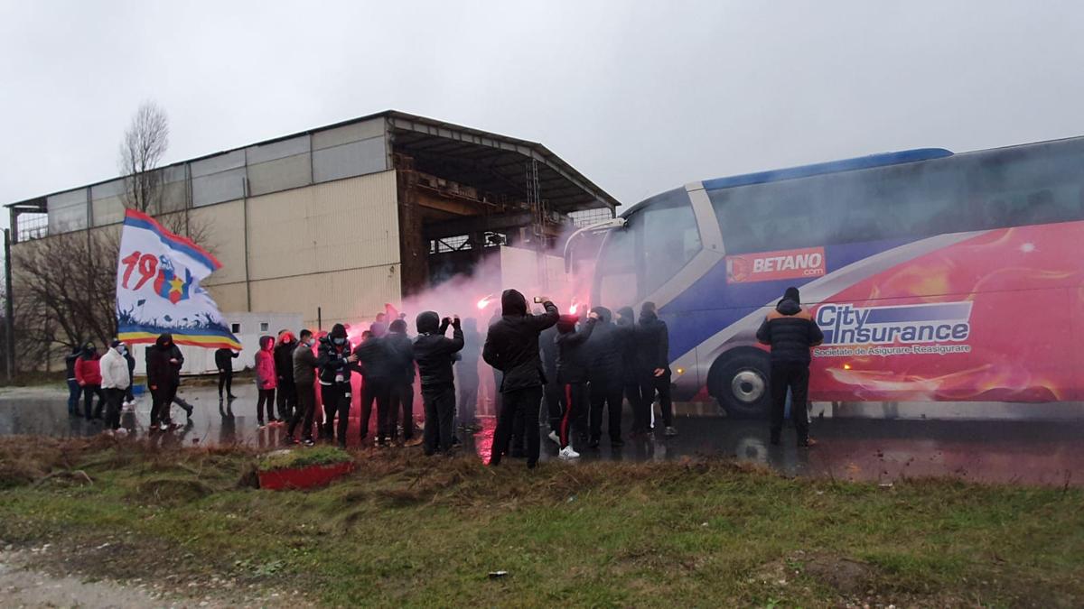 VIDEO + FOTO Torțe roș-albastre în ploaie » Suporterii lui FCSB le-au făcut o surpriză jucătorilor: imagini spectaculoase filmate azi în Berceni