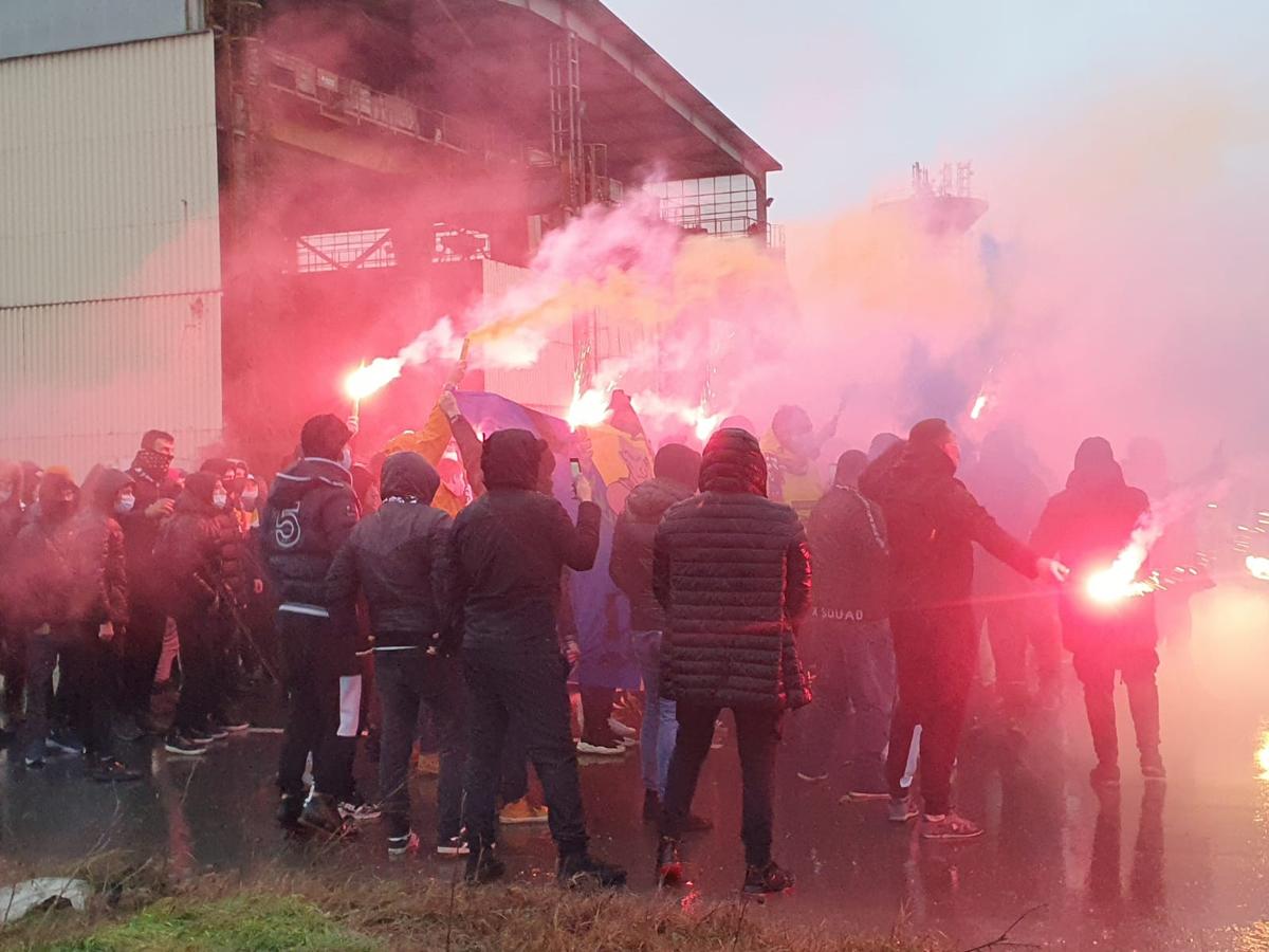 VIDEO + FOTO Torțe roș-albastre în ploaie » Suporterii lui FCSB le-au făcut o surpriză jucătorilor: imagini spectaculoase filmate azi în Berceni