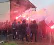 VIDEO + FOTO Torțe roș-albastre în ploaie » Suporterii lui FCSB le-au făcut o surpriză jucătorilor: imagini spectaculoase filmate azi în Berceni