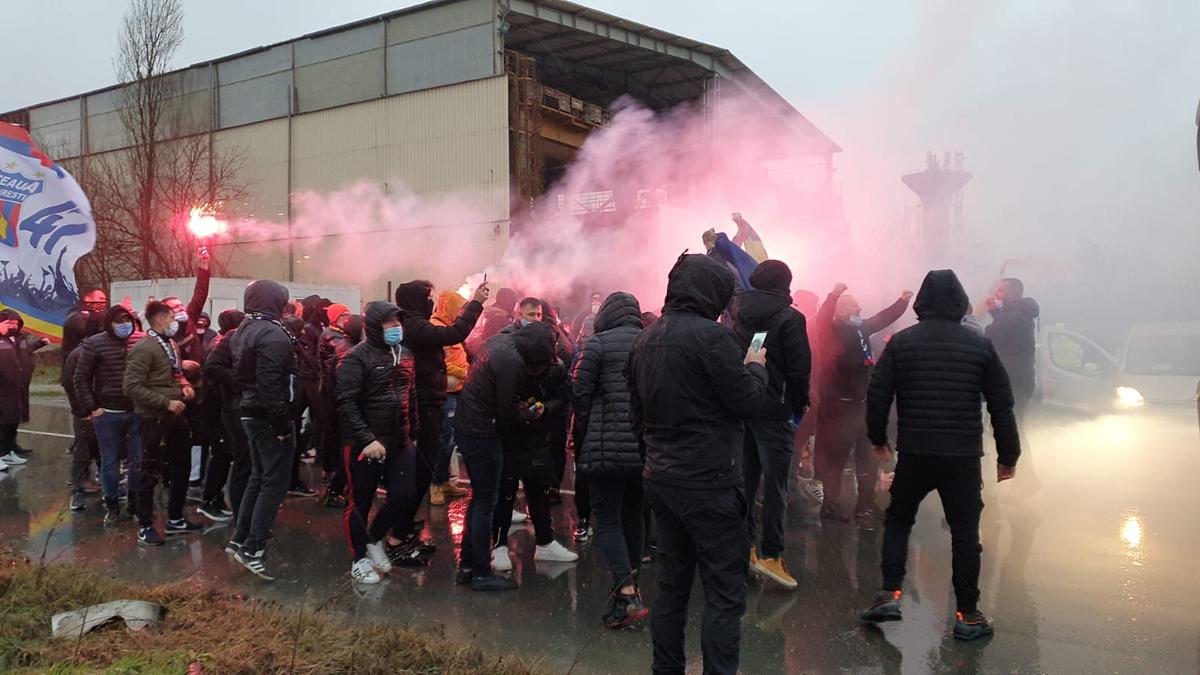 VIDEO + FOTO Torțe roș-albastre în ploaie » Suporterii lui FCSB le-au făcut o surpriză jucătorilor: imagini spectaculoase filmate azi în Berceni