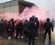 VIDEO + FOTO Torțe roș-albastre în ploaie » Suporterii lui FCSB le-au făcut o surpriză jucătorilor: imagini spectaculoase filmate azi în Berceni