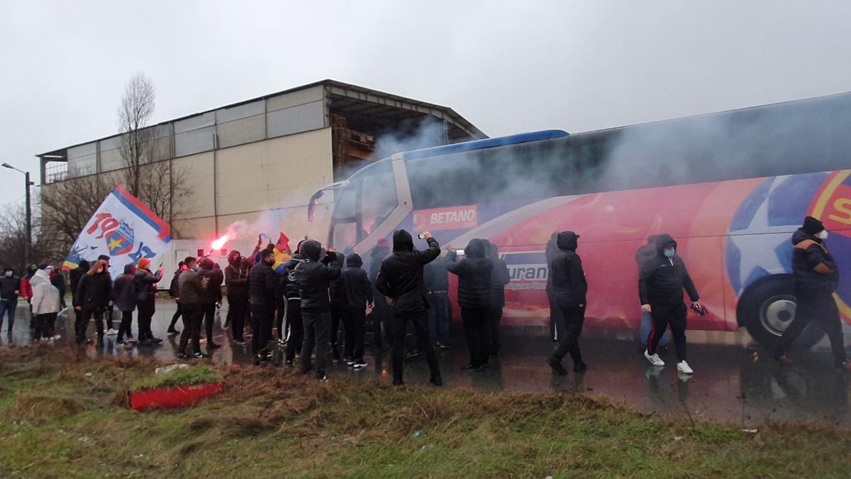 VIDEO + FOTO Torțe roș-albastre în ploaie » Suporterii lui FCSB le-au făcut o surpriză jucătorilor: imagini spectaculoase filmate azi în Berceni