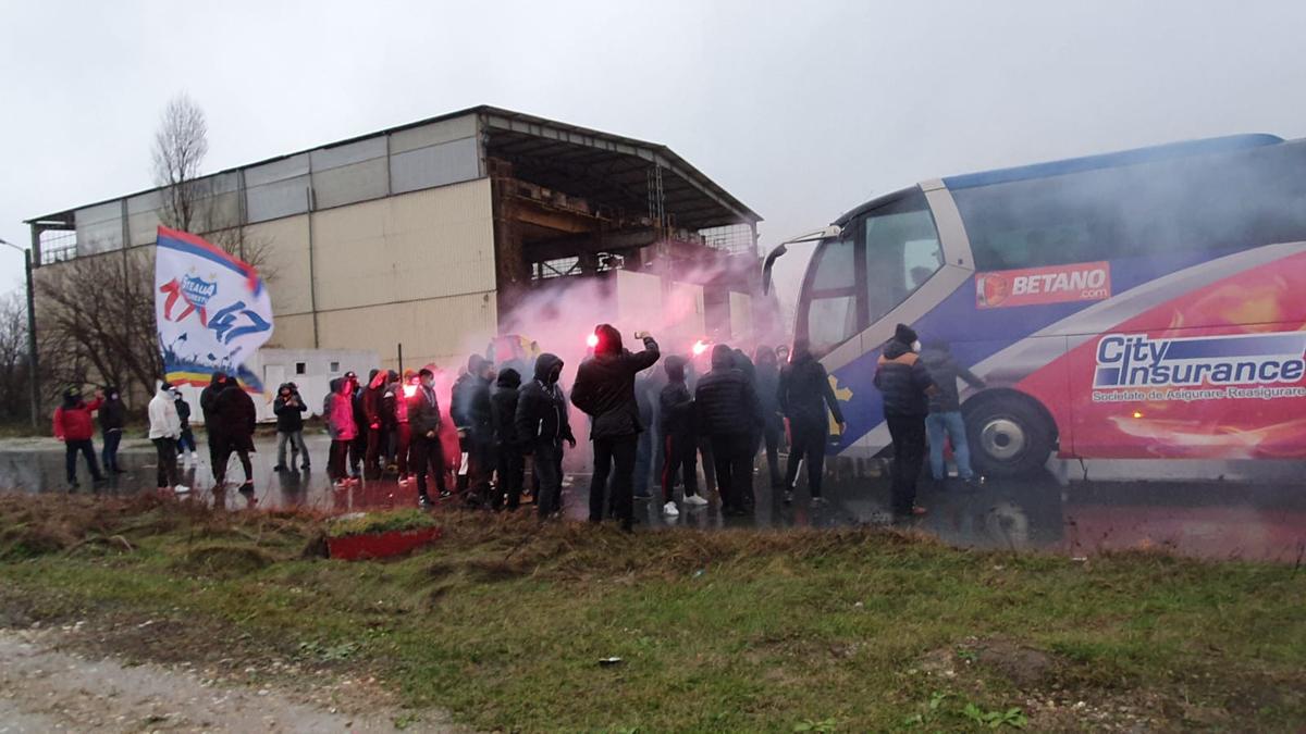 VIDEO + FOTO Torțe roș-albastre în ploaie » Suporterii lui FCSB le-au făcut o surpriză jucătorilor: imagini spectaculoase filmate azi în Berceni