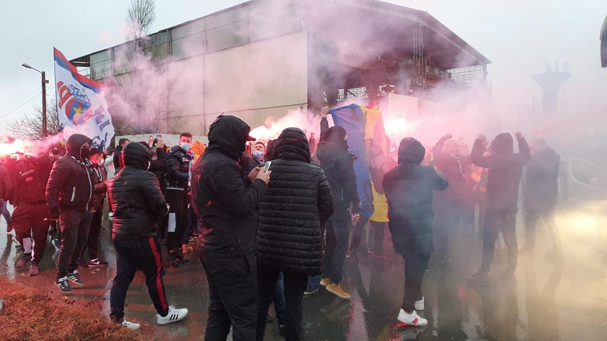 VIDEO + FOTO Torțe roș-albastre în ploaie » Suporterii lui FCSB le-au făcut o surpriză jucătorilor: imagini spectaculoase filmate azi în Berceni