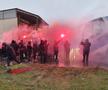 VIDEO + FOTO Torțe roș-albastre în ploaie » Suporterii lui FCSB le-au făcut o surpriză jucătorilor: imagini spectaculoase filmate azi în Berceni