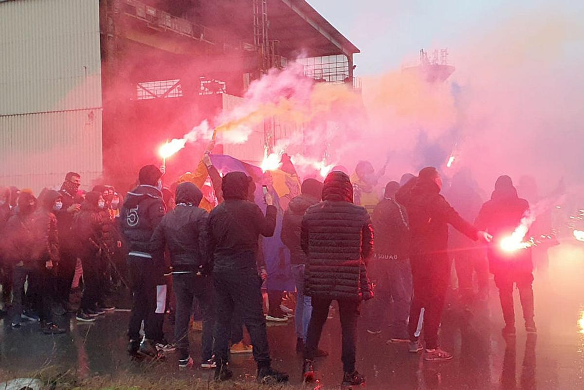 VIDEO + FOTO Torțe roș-albastre în ploaie » Suporterii lui FCSB le-au făcut o surpriză jucătorilor: imagini spectaculoase filmate azi în Berceni
