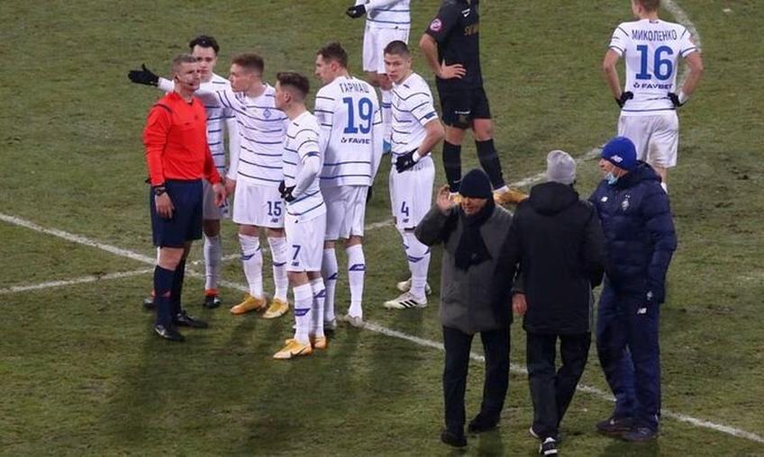 Scandal la Kiev: Lucescu (cu căciulă neagră) a intrat să protesteze până la centrul terenului!