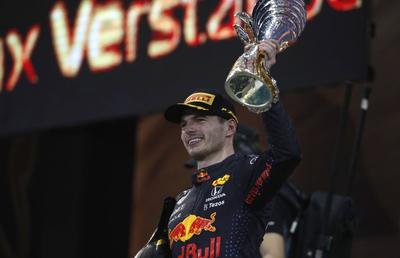 Final INCENDIAR în Formula 1! Verstappen, campion mondial după ce l-a depășit pe Hamilton în ultimul tur al sezonului