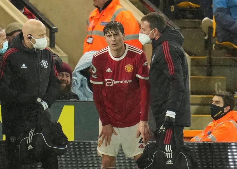Victor Lindelöf, stoperul lui Manchester United, s-a plâns de dureri în zona pieptului. Foto: Imago Alarmă la United! Suedezului Lindelof i s-a făcut rău pe teren » La fel ca în cazul Aguero