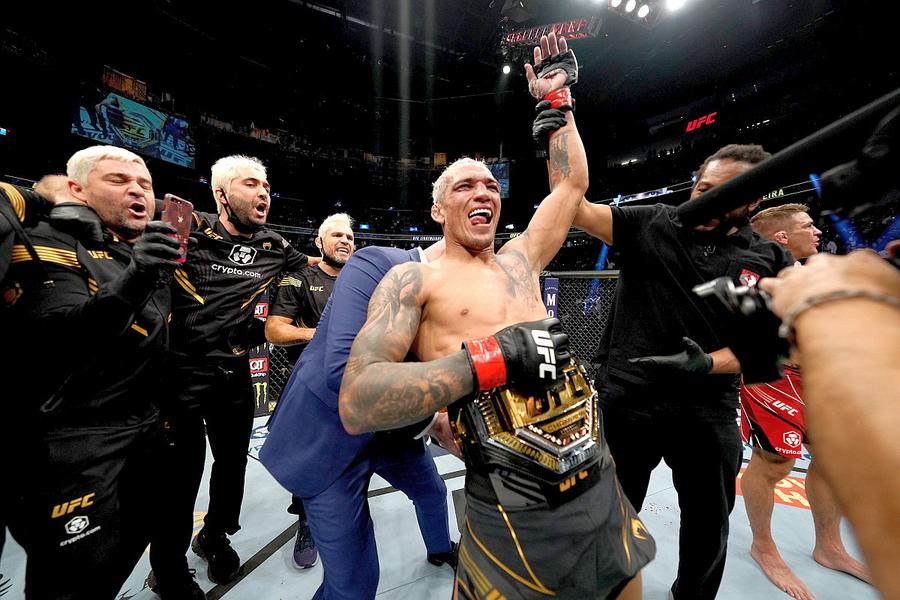 Charles Oliveira rămâne campion în UFC! Victorie spectaculoasă cu Dustin Poirier