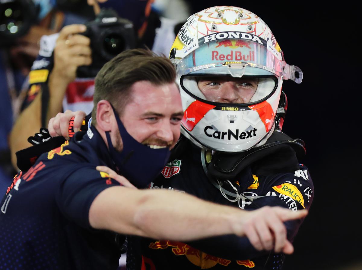 Acum a apărut înregistrarea! » Ce a transmis în cască Lewis Hamilton, imediat după ce a fost depășit de Verstappen. Mesajul n-a fost difuzat la TV