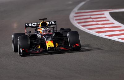 Momente tensionate în lupta dintre Verstappen și Hamilton » Comisarii au schimbat decizia înainte de ultimul tur: „Nu e corect ce se întâmplă!”