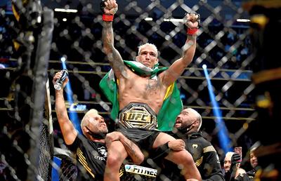Charles Oliveira rămâne campion în UFC! Victorie spectaculoasă cu Dustin Poirier