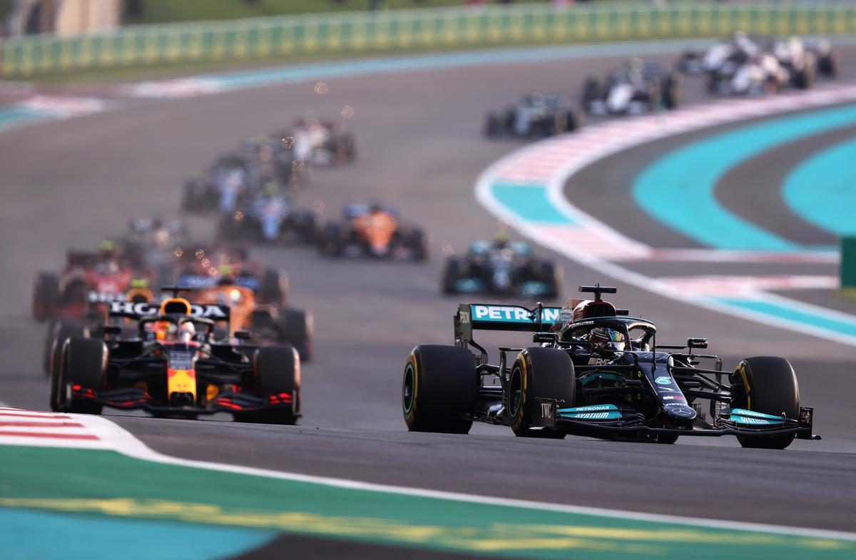 Acum a apărut înregistrarea! » Ce a transmis în cască Lewis Hamilton, imediat după ce a fost depășit de Verstappen. Mesajul n-a fost difuzat la TV