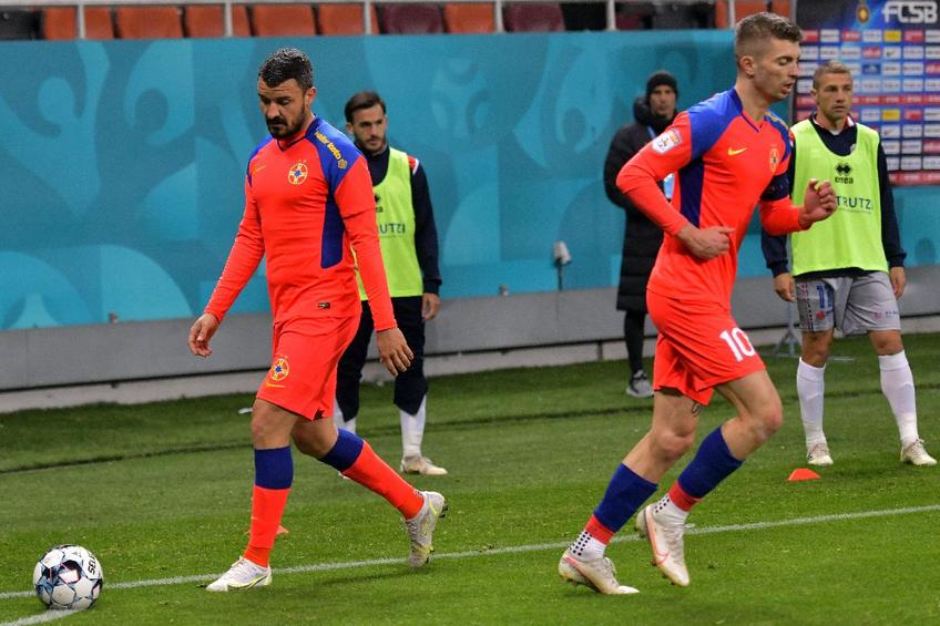 Constantin Budescu (în stânga) a prins doar 64 de minute la FCSB în ultimele patru meciuri / FOTO: Imago Images