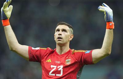 Emiliano „Dibu” Martinez, portarul necunoscut din 2020 e acum eroul Argentinei » Cel care provoacă și apără penalty-uri e preferatul lui Messi: „Ești o fiară!”