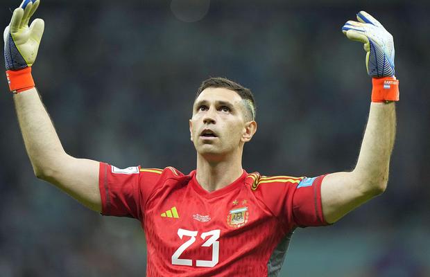Emiliano „Dibu” Martinez, portarul necunoscut din 2020 e acum eroul Argentinei » Cel care provoacă și apără penalty-uri e preferatul lui Messi: „Ești o fiară!”