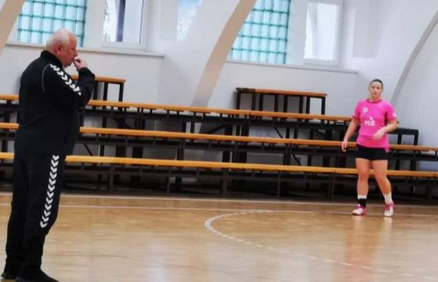Imagini inedite » Tadici, cu fluierul la gură, după ce arbitrii delegați la meci au refuzat să se prezinte