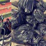 Fanii lui „U” au strâns gunoaiele din stadion / Fanii lui „U” au strâns gunoaiele din stadion / Sursă foto: Facebook@ U Cluj Fans
