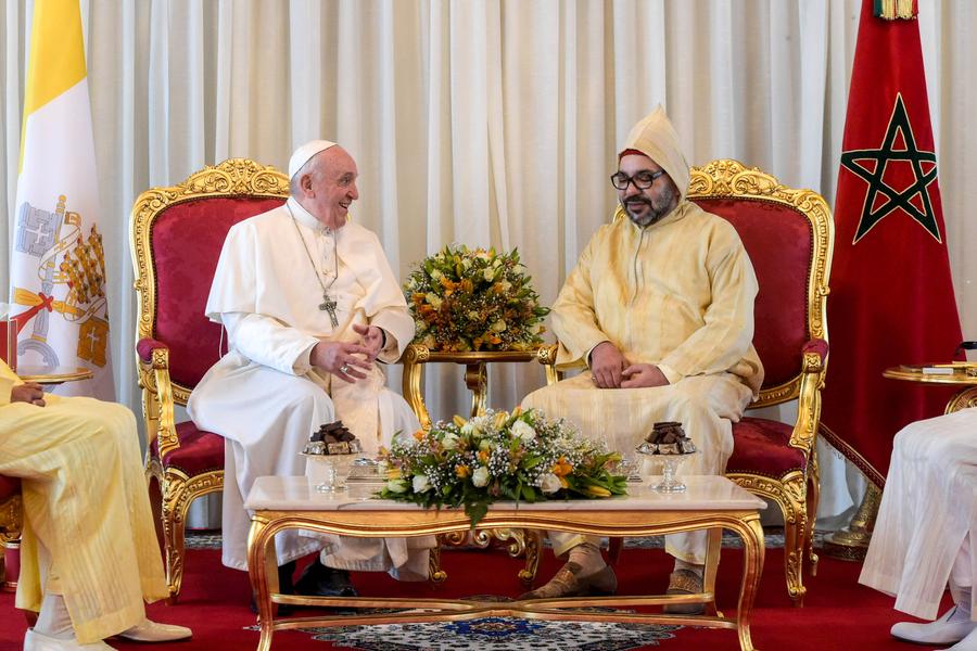 Regele Marocului, Mohammed al VI-lea (dreapta), l-a primit pe Papa Francisc în apropiere de capitala Rabat, în 2019. Foto: Imago Images Vine cu valiza cu prime! Cum sunt motivați marocanii pentru calificarea în finala Mondialului
