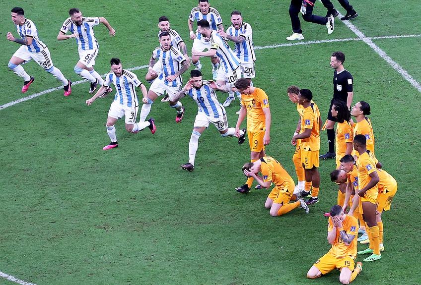 După ce i-au învins pe olandezi, argentinienii s-au bucurat în fața acestora // foto: Guliver/gettyimages