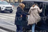 Simona Halep, zărită pe Champs-Élysées în ziua în care a aflat data audierii » Din magazinul sponsorului, direct într-un taxi de lux! Avem imaginile