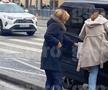 Simona Halep, intrând într-un taxi alături de mama ei, Tania // foto: GSP