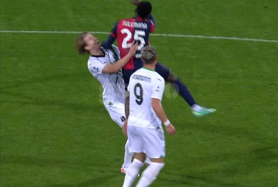Ghanezul Sulemana, cot violent în figura lui Thorstvedt - Captură Sportmediaset Kristian Thorstvedt, victima unui fault brutal în Serie A! A continuat să joace, după ce adversarul i-a rupt doi dinți! Arbitrul n-a dat nici măcar „galben”!