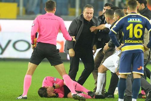 Faruk Koca a lovit arbitrul cu pumnul în față // foto: Imago Images