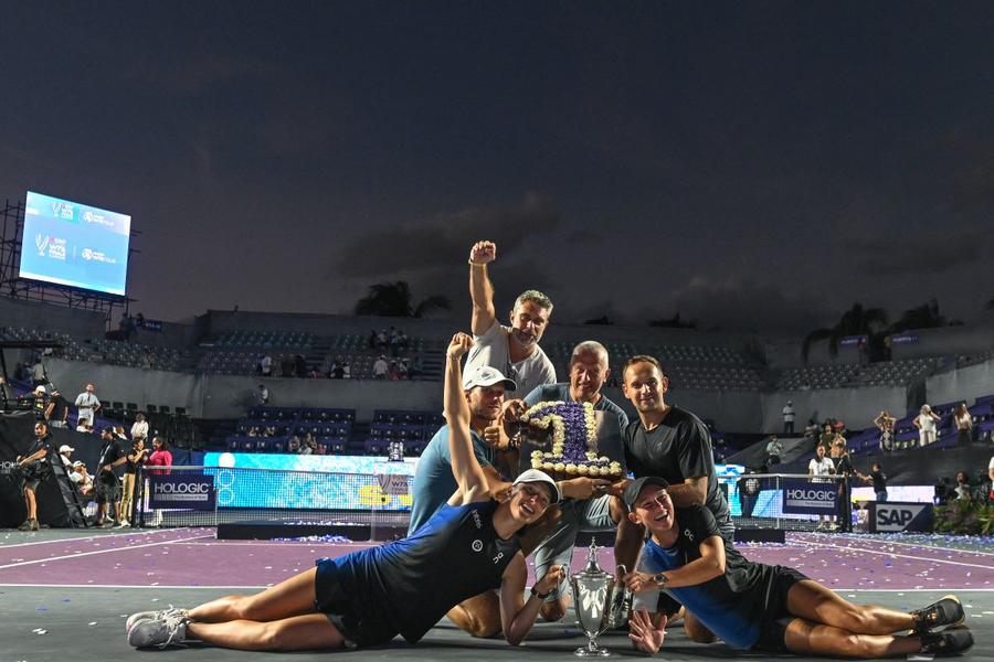 Iga Swiatek sărbătorind titlul de la WTA Finals cu echipa ei Foto Imago Iga Swiatek, învingătoare la Roland Garros și Turneul Campioanelor, declarată Jucătoarea Anului 2023