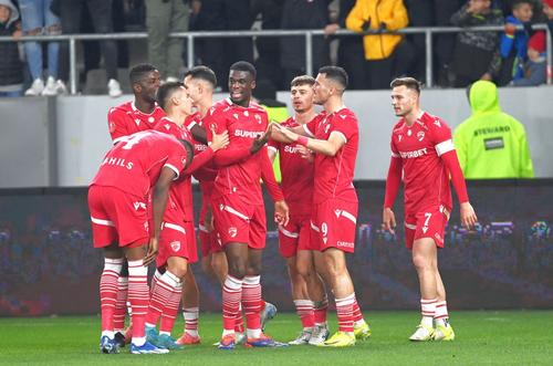 Dinamo, sărbătorind un gol înscris pe „Arcul de Triumf”