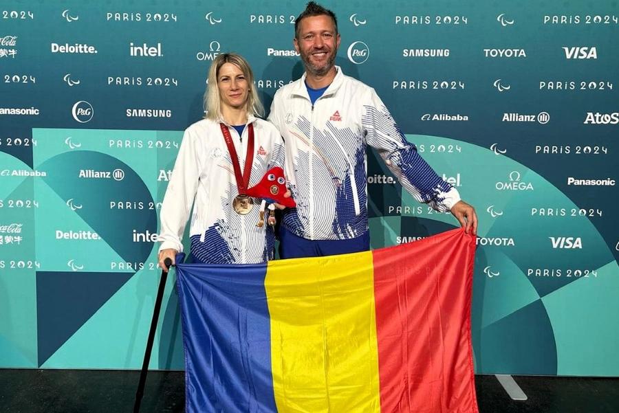 Camelia Ciripan și antrenorul Alexandru Gheorghe cu tricolorul la Paris Foto: Facebook Descoperitorul medaliatei cu bronz paralimpic la Paris a câștigat procesul cu Agenția Națională pentru Sport » Trebuie să primească 125.390 de lei