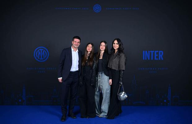 Apariție rară » Cristian Chivu, alături de soție și cele două fiice la petrecerea de Crăciun a Interului