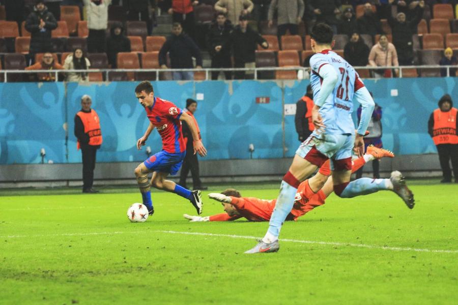 Juri Cisotti, driblându-l pe Wellenreuther, în FCSB - Feyenoord/ foto Imago Images Ultimul meci l-a convins pe Gigi Becali! Pregătește deja contractul: „E o minune!”