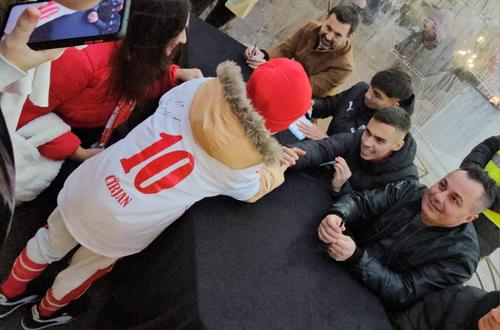 Cătălin Cîrjan a interacționat cu puștii ce purtau tricoul lui Dinamo cu numele și cu numărul lui
Foto Eduard Apostol