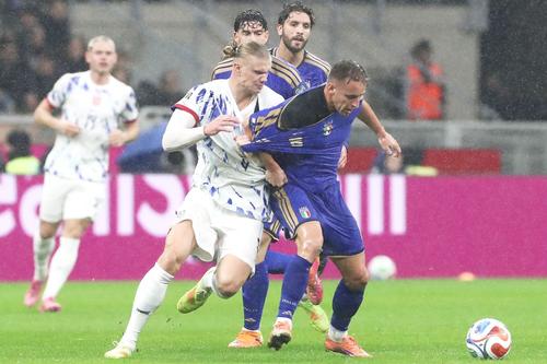Davide Frattesi, în duel cu Erling Haaland în Italia - Norvegia // foto: Guliver/gettyimages