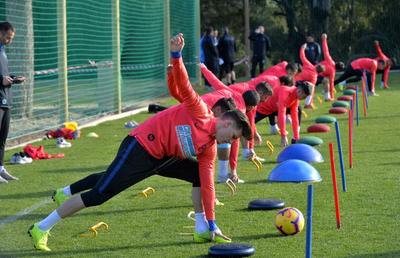 FCSB // S-au trezit cu noaptea-n cap! Detalii din prima zi de cantonament a roș-albaștrilor + cine i-a „vrăjit” pe toți oamenii din club